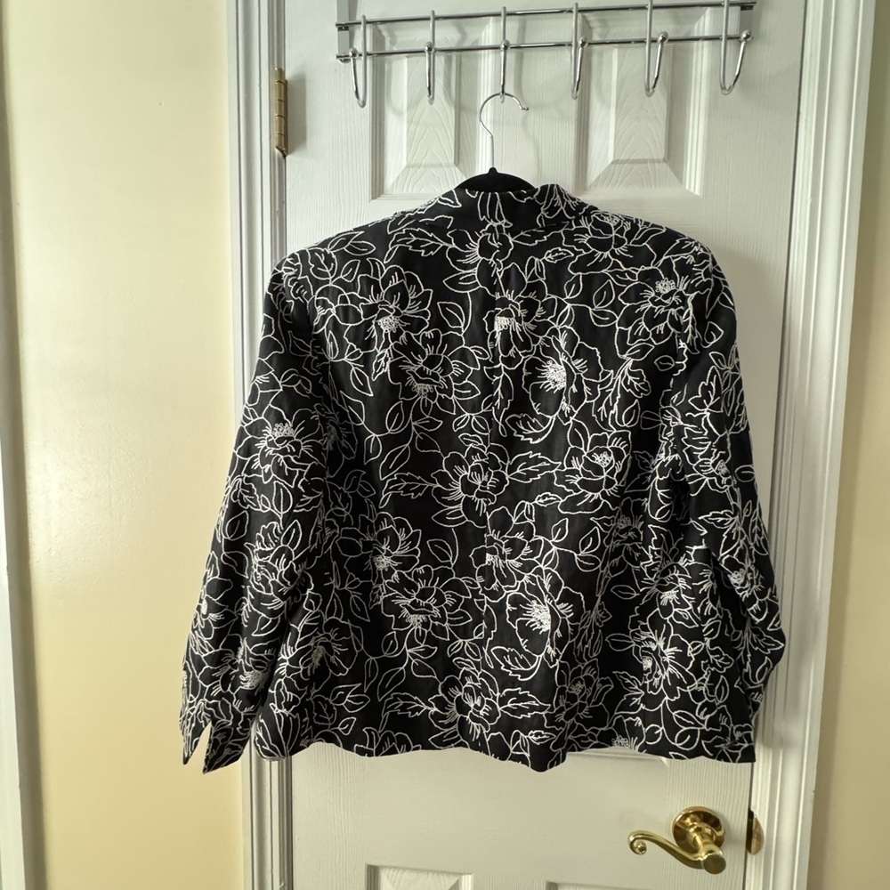Jones New York Black and White Floral Jacket - Picture 3 of 5